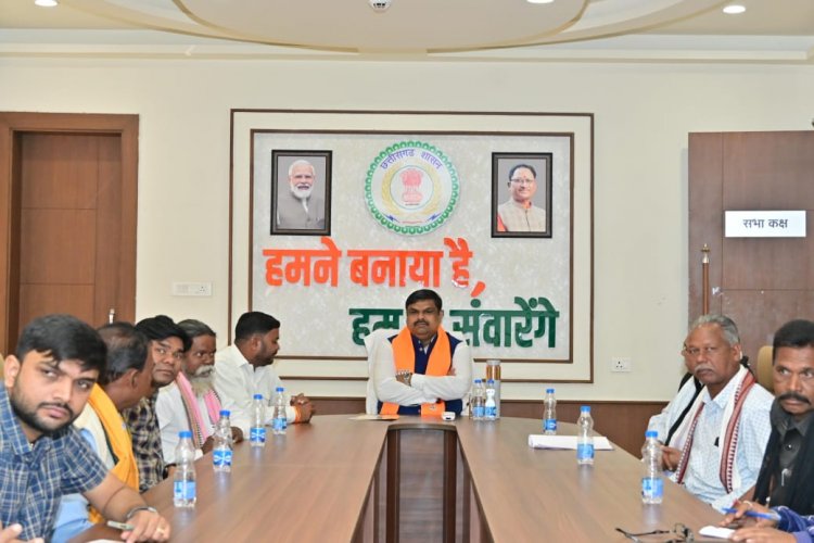 शिक्षा मंत्री  गजेन्द्र यादव ने नवा रायपुर निवास में सुना प्रधानमंत्री श्री नरेंद्र मोदी के ‘मन की बात’ का 128वां एपिसोड