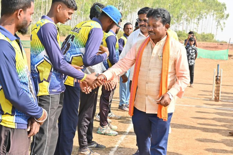 बस्तर ब्लॉक के कोलियापारा क्रिकेट फाइनल में खिलाड़ियों का उत्साह बढ़ाने पहुंचे बस्तर सांसद 