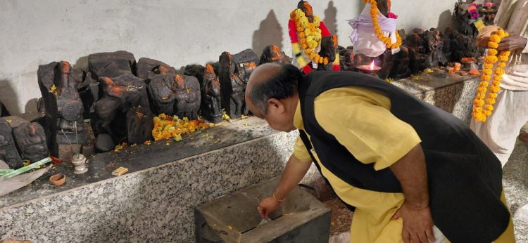 “पिथौरा में जागी परंपरा की रौनक — करिया ध्रुवा मेला के शुभारंभ पर विधायक पुरंदर मिश्रा ने की मंगल प्रार्थना”