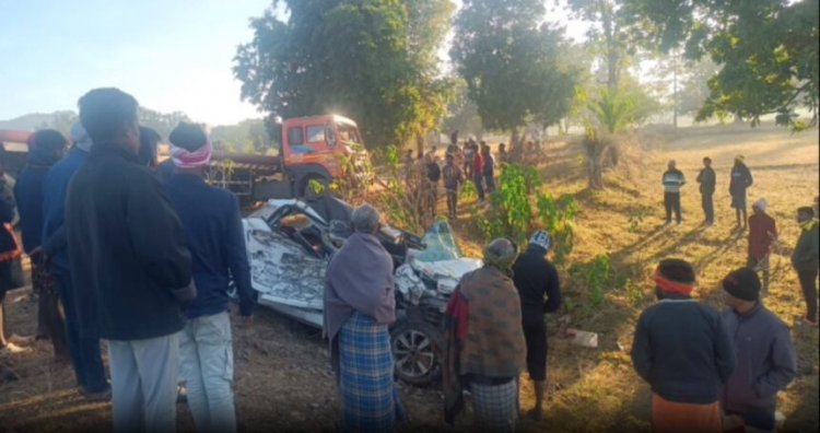 CG Accident : छत्तीसगढ़ में 5 की मौत; तेज रफ्तार कार और ट्रेलर की जोरदार भिड़ंत