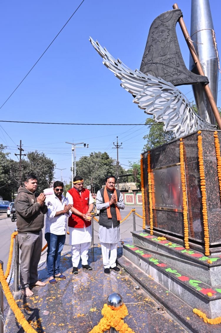 छत्तीसगढ़ राज्य ke प्रथम शहीद वीर नारायण सिंह का 168वें बलिदान दिवस पर स्मृति स्थल ( लोक भवन चौक ) में रायपुर नगर निगम संस्कृति विभाग अध्यक्ष अमर गिदवानी ने गणमान्यजनों, सामाजिक कार्यकर्त्ताओं सहित किया सादर नमन