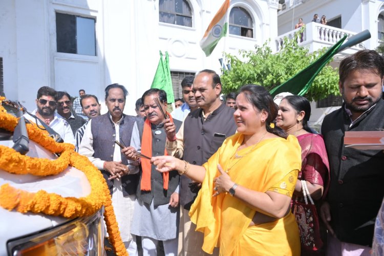 महापौर मीनल चौबे ने सभापति सूर्यकान्त राठौड़, आयुक्त विश्वदीप, एमआईसी सदस्यों सहित हरी झंडी दिखाकर दो वाटर मिस्ट व्हीकल का निगम मुख्यालय से राजधानी शहर में किया शुभारम्भ