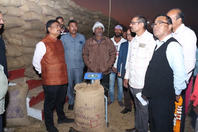 सहकारिता मंत्री केदार कश्यप ने ग्राम उमरिया में कृषि साख सहकारी समिति खुटेरी का किया अवलोकन