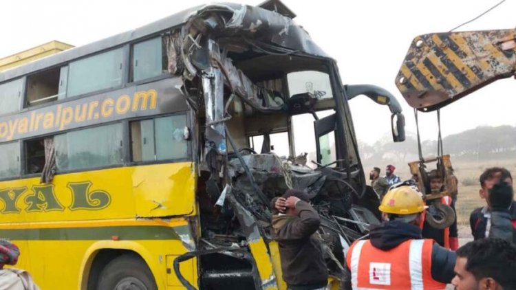रतनपुर-कोरबा हाईवे पर खड़े ट्रेलर से भिड़ी यात्री बस, 12 घायल, 5 गंभीर