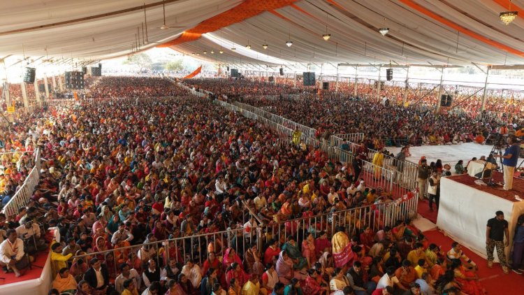 दिव्य दरबार में सैकड़ों फरियादियों ने कष्ट निवारण के लिए लगाई अर्जी कथा वाचक पं. धीरेंद्र शास्त्री ने किया निवारण..