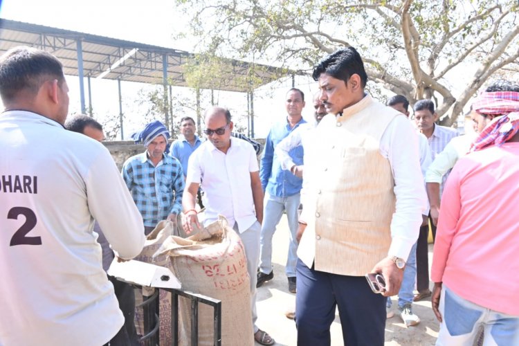 *धान खरीदी केन्द्र का निरीक्षण करने व मंडी परिसर में शौचालय निर्माण का भूमिपूजन के लिए पहुंचे रायपुर जिला पंचायत अध्यक्ष नवीन कुमार अग्रवाल*