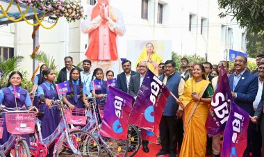मंत्री श्रीमती लक्ष्मी राजवाड़े ने बालिकाओं को साइकिल वितरण कर बढ़ाया उत्साह
