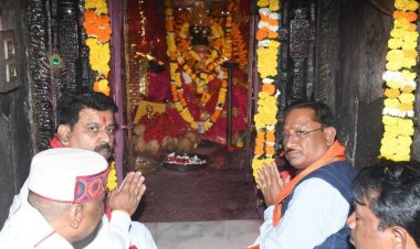 मुख्यमंत्री  विष्णु देव साय ने बस्तर की आराध्य देवी मां दंतेश्वरी की पूजा-अर्चना कर प्रदेशवासियों के सुख-समृद्धि और खुशहाली की कामना की