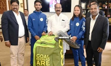 उप मुख्यमंत्री साव ने एनसीए में परफॉर्मेंस असेसमेंट के लिए चयनित खिलाड़ियों को बांटी हॉकी किट
