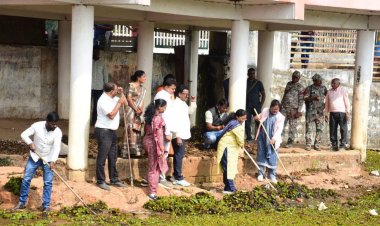 बंधा तालाब में सफाई अभियान शुरू विधायक व कलेक्टर सहित जनप्रतिनिधियों ने किया श्रमदान
