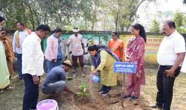 ‘वूमन फॉर ट्री’ के तहत जिला कार्यालय परिसर में पौधरोपण