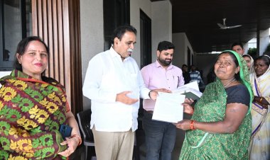 ​ "विकास की मुख्यधारा से जुड़ रहा रायपुर पश्चिम; मूणत बोले- हर गरीब के सिर पर पक्की छत सुनिश्चित करना हमारी सर्वोच्च प्राथमिकता"