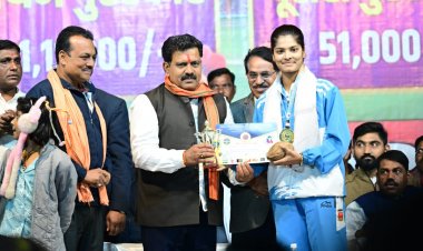 उपमुख्यमंत्री विजय शर्मा ने साउथ एशियन बॉल बैडमिंटन चैंपियनशिप में स्वर्ण पदक जीतने वाली कवर्धा की बेटी रिया तिवारी का किया सम्मान…..