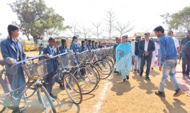 विधायक ने ग्राम दहिकोंगा में 76 छात्राओं को निःशुल्क सायकल वितरित की