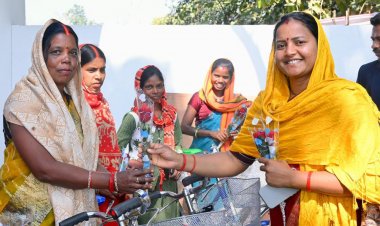  मंत्री लक्ष्मी राजवाड़े गांव–बस्ती चलो अभियान के तहत भटगांव विधानसभा के महावीरपुर और संजय नगर पहुँचीं