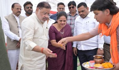 प्रधानमंत्री आवास योजना के तहत मकान निर्माण प्रारंभ करने 5 हितग्राहियों को भवन अनुज्ञा स्वीकृति पत्र दक्षिण विधायक और महापौर ने किये प्रदत्त 