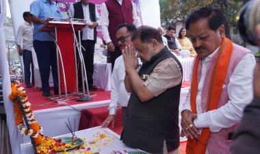 नगर निगम संस्कृति विभाग के आयोजन में रायपुर दक्षिण विधायक श्री सुनील सोनी ने शहीद हेमूकालाणी को शहादत दिवस पर सादर नमन किया। प्र