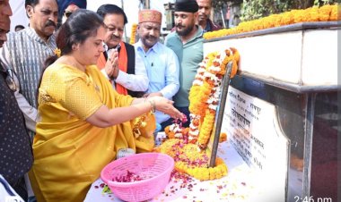 नेताजी सुभाषचन्द्र बोस का जयन्ती पर तेलीबाँधा चौक प्रतिमा स्थल पर महापौर मीनल चौबे ने किया सादर नमन