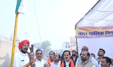 नगर निगम संस्कृति विभाग ने जोन 2, 4 के सहयोग और छत्तीसगढ़ युवा सेवा संगठन की सहभागिता से राजधानी शहर में नेताजी सुभाषचंद्र बोस जयंती पर छात्र रैली निकाली, ध्वजारोहण एवं पुष्पांजलि आयोजन रखा