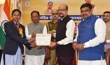 राज्यपाल  रमेन डेका एवं मुख्यमंत्री  विष्णुदेव साय ने 10वीं और 12वीं परीक्षा के मेधावी विद्यार्थियों को किया सम्मानित