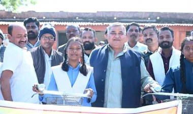 पर्यटन एवं संस्कृति मंत्री  राजेश अग्रवाल ने सरस्वती साइकिल योजना के तहत मेंड्रॉकला विद्यालय में छात्राओं को साइकिल वितरित की