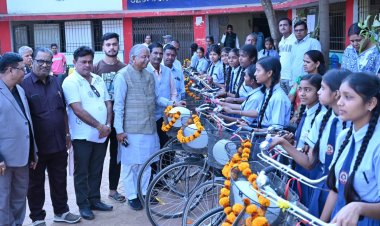 श्री कौशिक ने सरस्वती साइकिल योजना के अंतर्गत विद्यालय की छात्राओं को साइकिलों का वितरण किया।