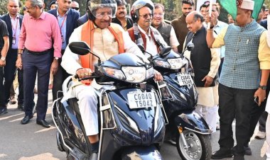 मुख्यमंत्री श्री साय ने सड़क सुरक्षा का संदेश देते हुए स्वयं हेलमेट पहनकर बाइक चालकों के दल के साथ स्कूटी चलाई।