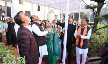 77वें गणतंत्र दिवस पर महापौर मीनल चौबे ने रायपुर नगर निगम मुख्यालय भवन के प्रांगण में फहराया राष्ट्रध्वज तिरंगा