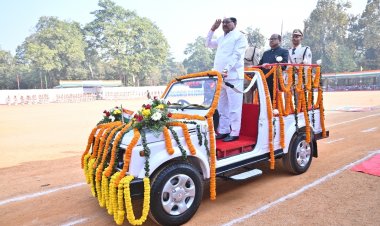 खाद्य मंत्री  दयाल दास बघेल ने मुख्य समारोह में राष्ट्रीय ध्वज फहराकर ली संयुक्त परेड की सलामी