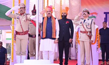 स्वास्थ्य मंत्री श्याम बिहारी जायसवाल ने फहराया राष्ट्रीय ध्वज