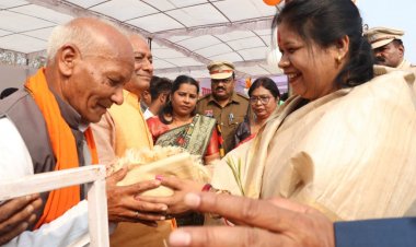 सांसद श्रीमती जांगड़े ने स्वतंत्रता संग्राम सेनानियों, शहीदों के परिजनों और मीसाबंदियों को शॉल एवं श्रीफल भेंटकर सम्मानित किया।