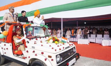 उपमुख्यमंत्री अरुण साव ने जगदलपुर के लालबाग मैदान में राष्ट्रीय ध्वज फहराकर ली परेड की सलामी