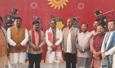 शिवराज सिंह चौहान के रायपुर (स्वामी विवेकानंद हवाई अड्डा) पहुँचने पर बीजेपी नेताओं और कार्यकर्ताओं ने जोरदार स्वागत किया।