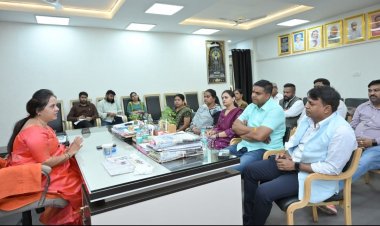 महापौर मीनल चौबे ने पार्षदों की बैठक ले कर अधिकारियों को पार्षदों की अनुशंसा से कार्य करने के निर्देश दिए.