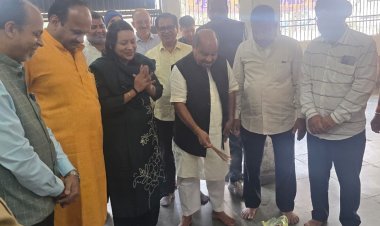 रायपुर उत्तर विधायक पुरंदर मिश्रा ने सभापति सूर्यकान्त राठौड़, वार्ड पार्षद श्रीमती कृतिका जैन सहित नगर निगम जोन 2 के वार्ड 28 में नेहरू सांस्कृतिक भवन में 13 लाख का नवीन शेड शीघ्र बनाने किया भूमिपूजन