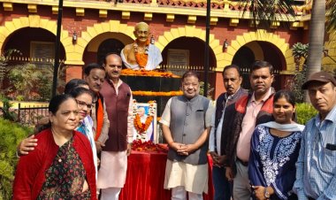 निर्वाण दिवस पर महात्मा गाँधी को मूर्ति स्थल पर सभापति सूर्यकान्त राठौड़, संस्कृति विभाग अध्यक्ष अमर गिदवानी, राजस्व विभाग अध्यक्ष अवतार भारती बागल ने किया सादर नमन