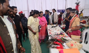 राष्ट्रीय अनुसूचित जनजाति आयोग की सदस्य डॉ. आशा लकड़ा बस्तर पण्डुम में हुईं शामिल विधायक सुश्री लता उसेंडी भी हुईं सम्मिलित