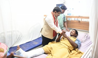  उपमुख्यमंत्री  विजय शर्मा ने आईईडी ब्लास्ट में घायल जवानों से अस्पताल में की मुलाकात