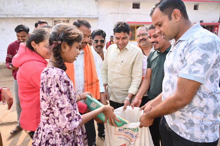 घर-घर अन्न दान लेकर मंत्री  टंक राम वर्मा ने निभाई छेरछेरा की परम्परा
