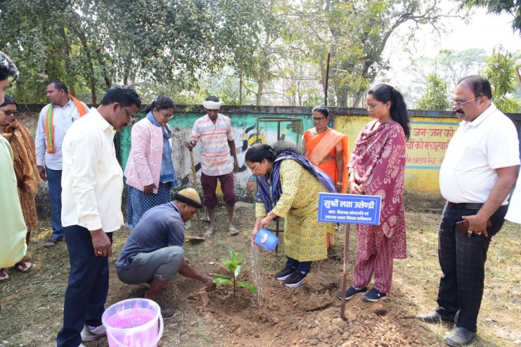 ‘वूमन फॉर ट्री’ के तहत जिला कार्यालय परिसर में पौधरोपण