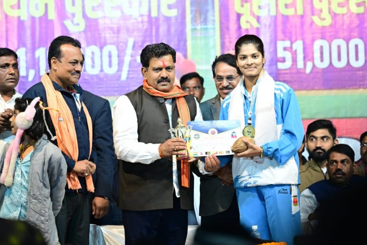 उपमुख्यमंत्री विजय शर्मा ने साउथ एशियन बॉल बैडमिंटन चैंपियनशिप में स्वर्ण पदक जीतने वाली कवर्धा की बेटी रिया तिवारी का किया सम्मान…..