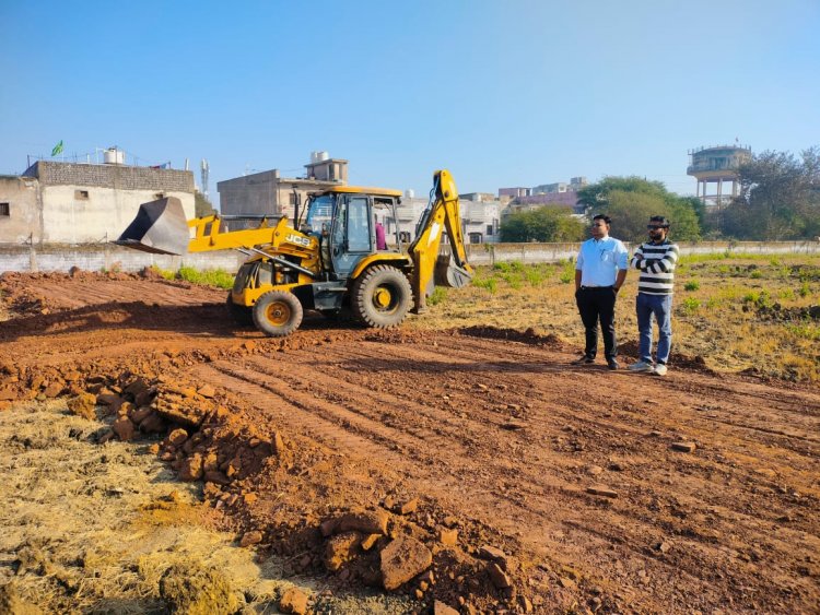 लालपुर फल मंडी के पीछे आवासीय भवन का व्यावसायिक उपयोग करने पर 26 गोडाउन को नोटिस जारी