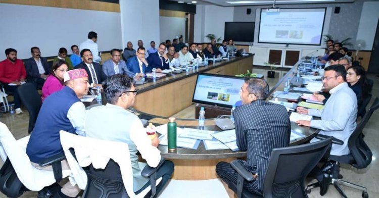 वित्त मंत्री श्री चौधरी ने मंत्री  केदार कश्यप के विभागों के बजट तैयारियों पर की चर्चा