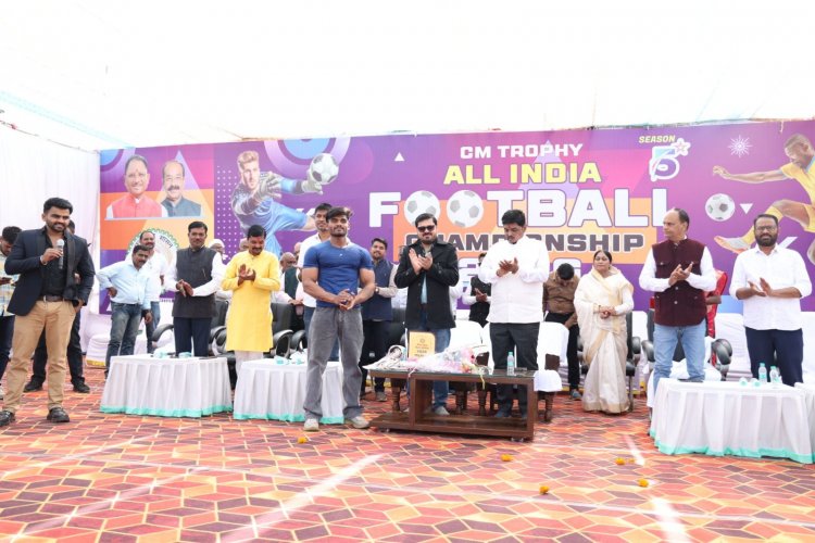 खरोरा में 'सीएम ट्रॉफी' अखिल भारतीय फुटबॉल चैंपियनशिप का भव्य आगाज; विधायक अनुज शर्मा ने किया शुभारंभ