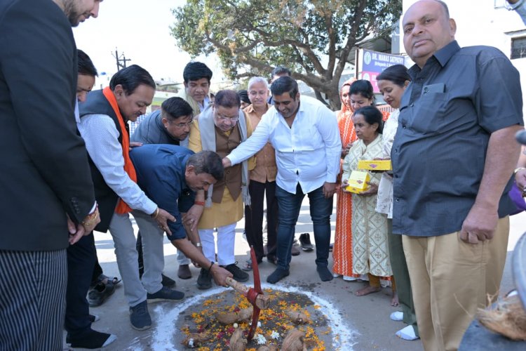 रायपुर दक्षिण विधायक  सुनील सोनी ने पण्डित भगवती चरण शुक्ल वार्ड में जयदेव सतपथी चौक के पास गन्दे पानी के सुगम निकास हेतु नाली, पुलिया निर्माण शीघ्र करने किया भूमिपूजन0