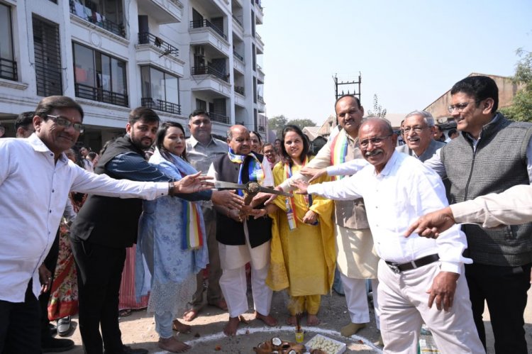 नगर निगम जोन 2 वार्ड 28 देवेन्द्र नगर सेक्टर -2 शीतल विहार कॉलोनी में सुगम आवागमन और गन्दे पानी के निकास हेतु नवीन सीसी रोड, नाली निर्माण शीघ्र करने किया भूमिपूजन0