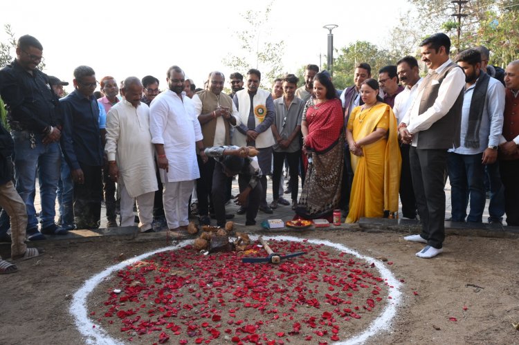 पूर्व केबिनेट मंत्री रायपुर पश्चिम विधायक  राजेश मूणत एवं महापौर श्रीमती मीनल चौबे ने नगर निगम जोन 7 वार्ड 37 में एकमुश्त 76 लाख के नये विकास कार्यो का भूमिपूजन