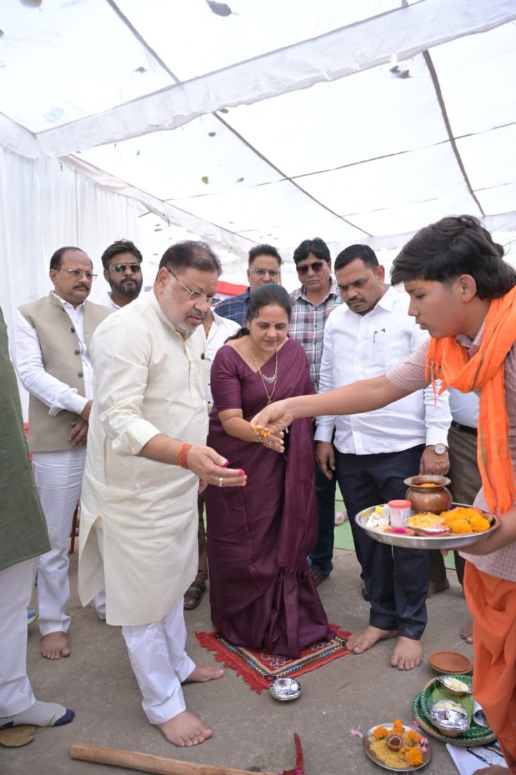 प्रधानमंत्री आवास योजना के तहत मकान निर्माण प्रारंभ करने 5 हितग्राहियों को भवन अनुज्ञा स्वीकृति पत्र दक्षिण विधायक और महापौर ने किये प्रदत्त 