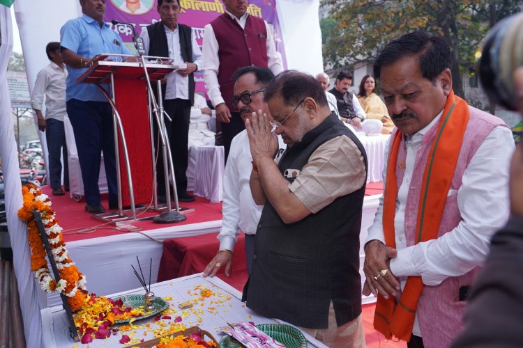 नगर निगम संस्कृति विभाग के आयोजन में रायपुर दक्षिण विधायक श्री सुनील सोनी ने शहीद हेमूकालाणी को शहादत दिवस पर सादर नमन किया। प्र