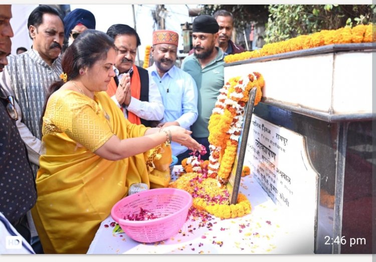 नेताजी सुभाषचन्द्र बोस का जयन्ती पर तेलीबाँधा चौक प्रतिमा स्थल पर महापौर मीनल चौबे ने किया सादर नमन